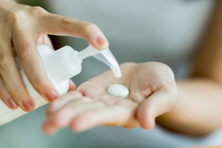 手にボディミルクを出す　女性　美容　イメージ