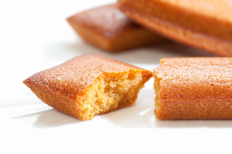 焼き立てフィナンシェ　イメージ　サクッと真ん中を割ったフィナンシェ