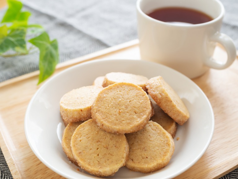 クッキーが入ったお皿と紅茶　おやつタイムのイメージ