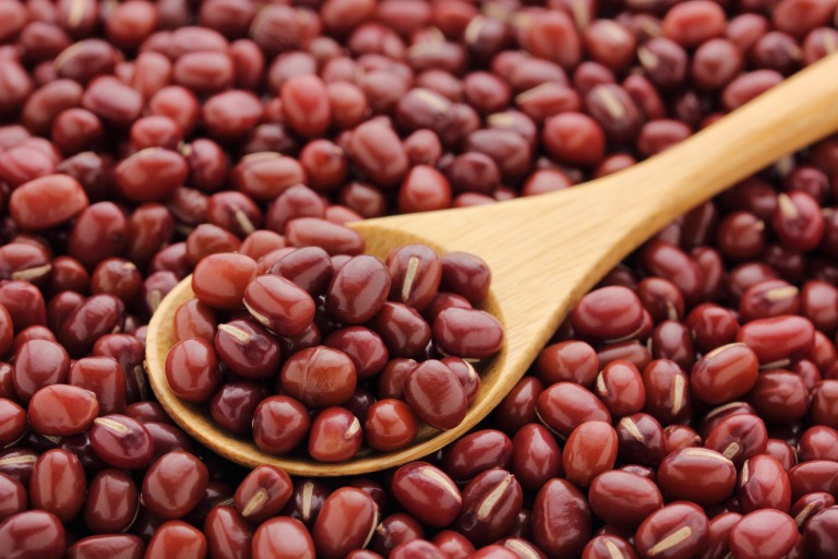 小豆をスプーンですくう