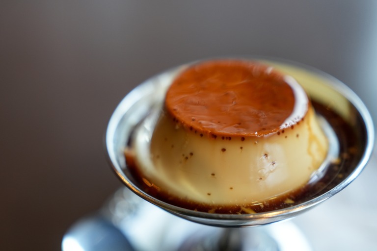 銀の喫茶店風器に乗ったプリン