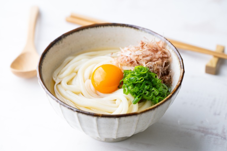 鰹節、青ネギ、卵黄が乗ったうどん えごま油レシピイメージ