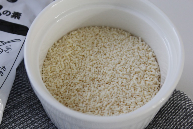 まぜのびチーズソースの素をお皿に出した様子　まだ顆粒