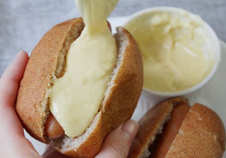 まぜのびチーズソースの素　ホットドッグに活用