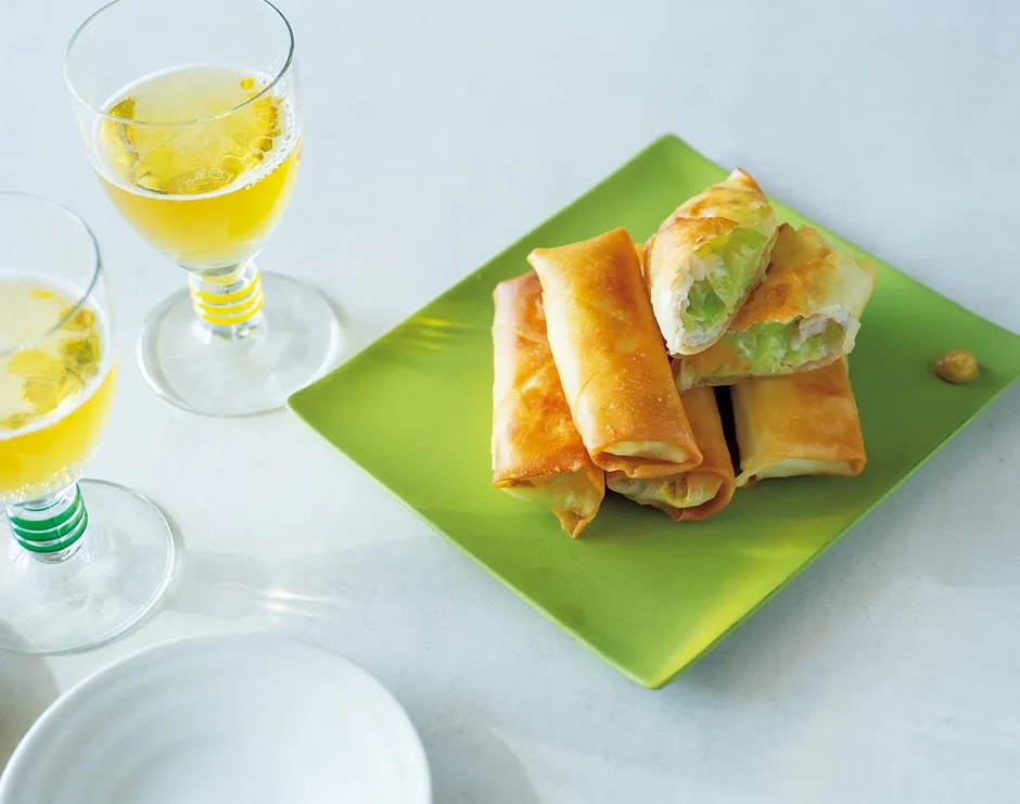 揚げ春巻きとビールが写っている写真です。緑色の四角いお皿に春巻きが盛り付けられ、グラスにはビールが注がれています。