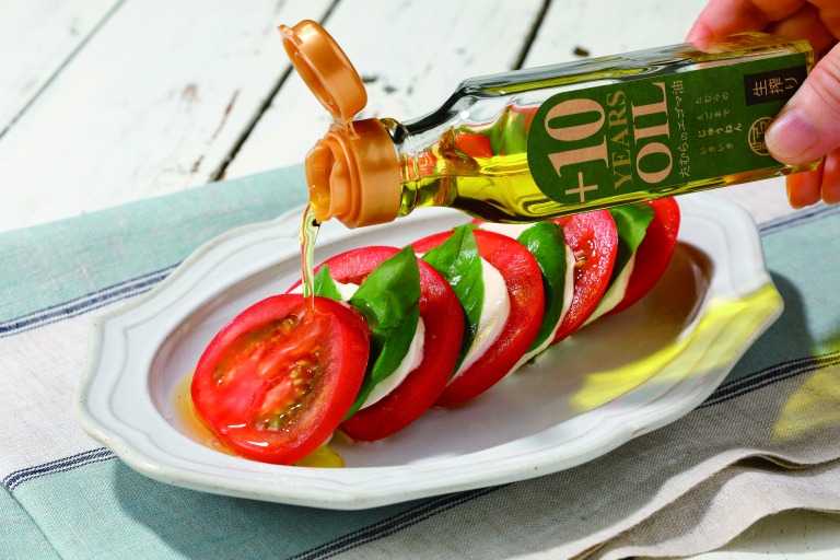 田村市のエゴマ油 トマトサラダにかける