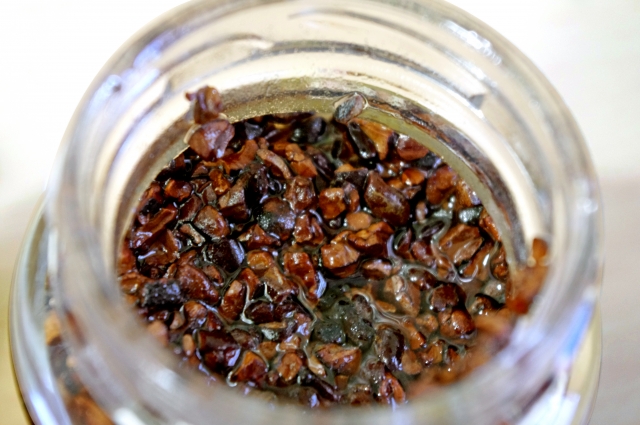 瓶に入れてはちみつ漬けにしたカカオニブ