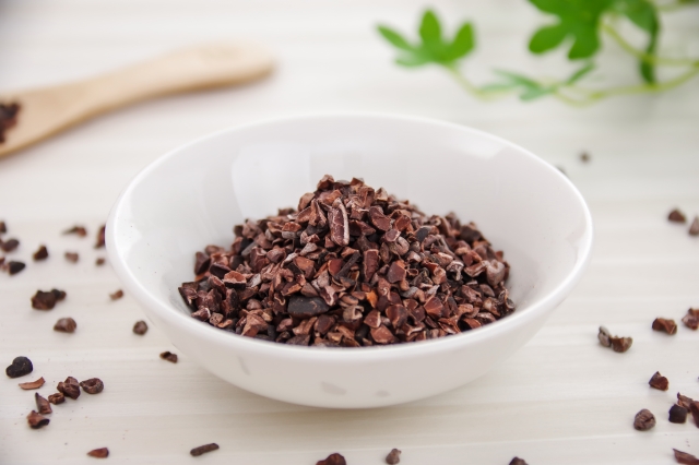 小皿に入ったカカオニブ