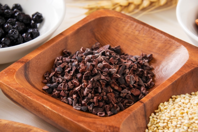 木皿に入ったカカオニブ スーパーフードが並ぶ様子