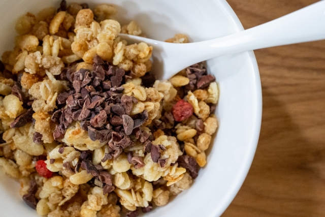 シリアルにカカオニブトッピング