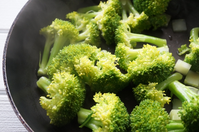 フライパンでブロッコリーを蒸す様子