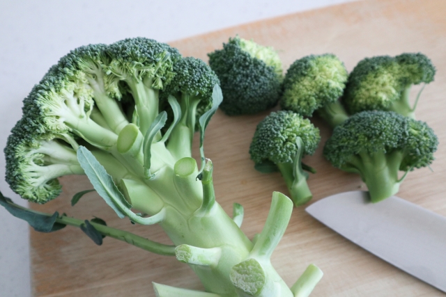 まな板の上のブロッコリー　カット前と後　茎を分ける様子