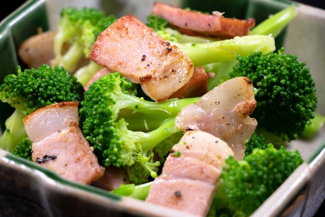 ブロッコリーとベーコンの炒め物