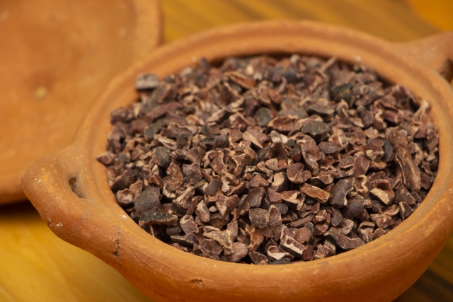 鍋容器に入ったカカオニブ