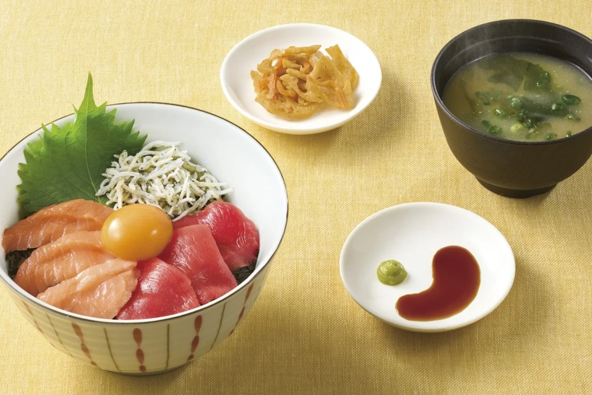 とろサーモンと本まぐろ、釜揚げしらすの三色丼