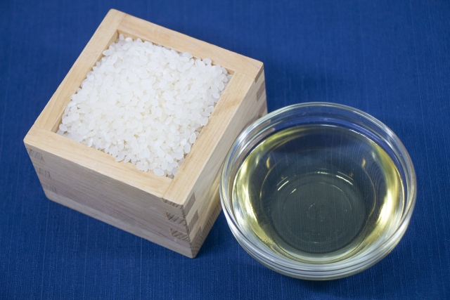 純米酢イメージ 小皿に入ったお酢と升に入ったお米