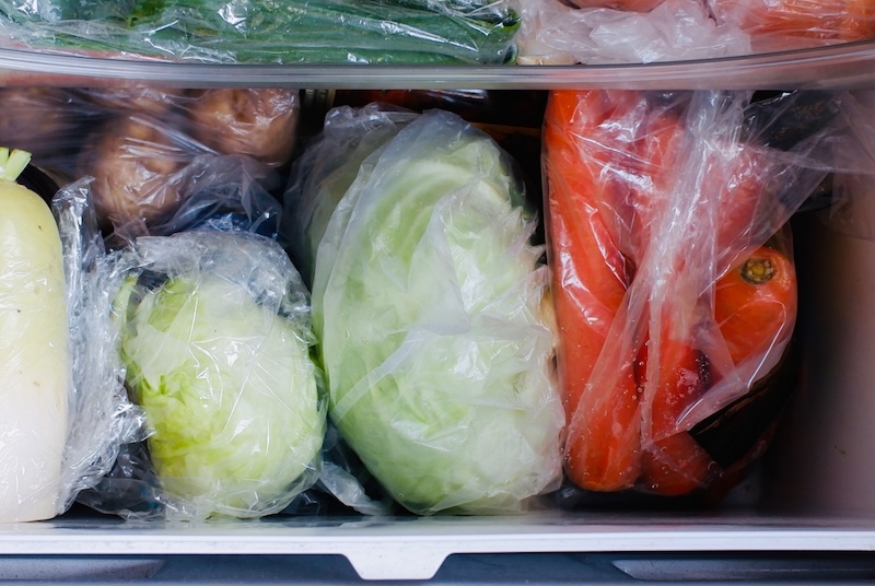 冷蔵庫の野菜室で保存されているキャベツ