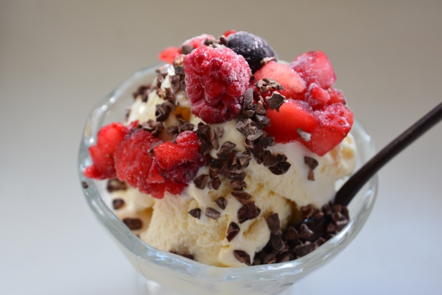 バニラアイスにカカオニブと冷凍フルーツをトッピング