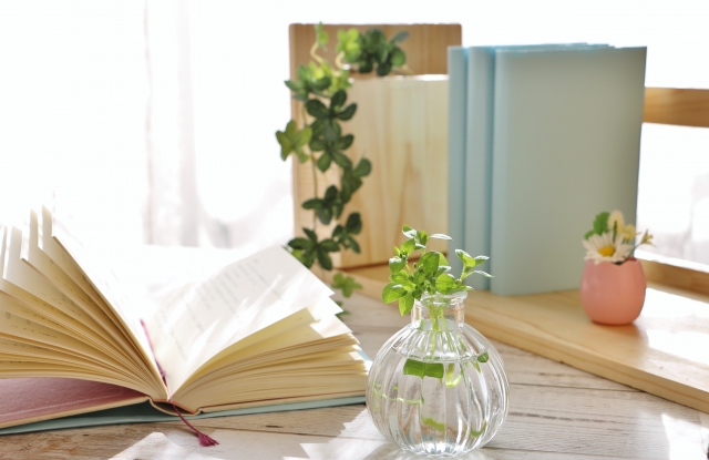 春の暖かい日差し 室内イメージ 開かれた本と花瓶