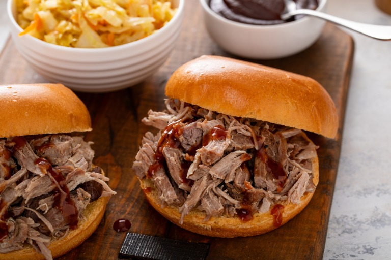 プルドポーク　バンズに挟んだサンドイッチ