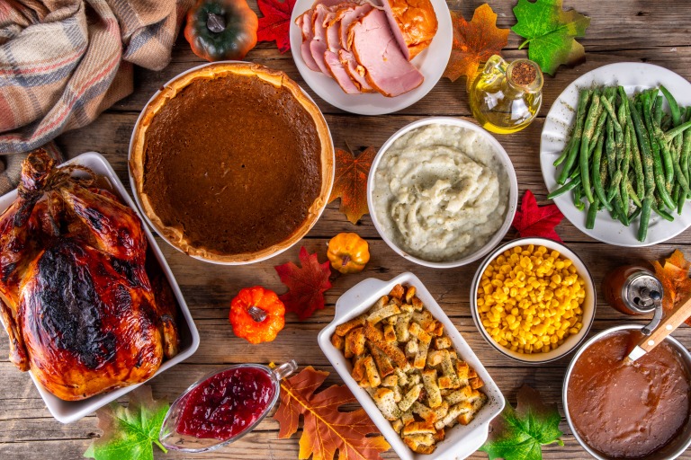 Thanksgiving dinner or lunch foods table 感謝祭のディナーまたはランチの料理が並んだテーブル