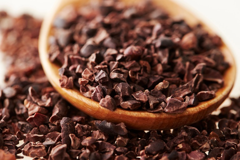 木製スプーンでカカオニブをすくう様子