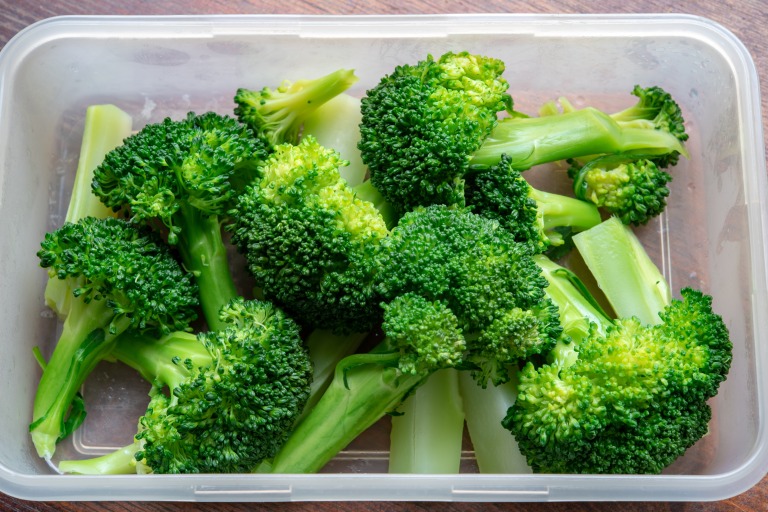 タッパに入れたブロッコリー イメージ 