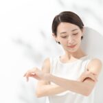 日焼け止めがベタつく理由と対策とは？｜サラサラ肌を保つ方法＆おすすめ商品を一挙紹介