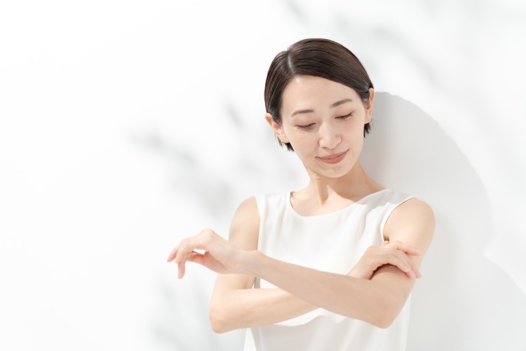 日焼け止めを腕に塗る女性