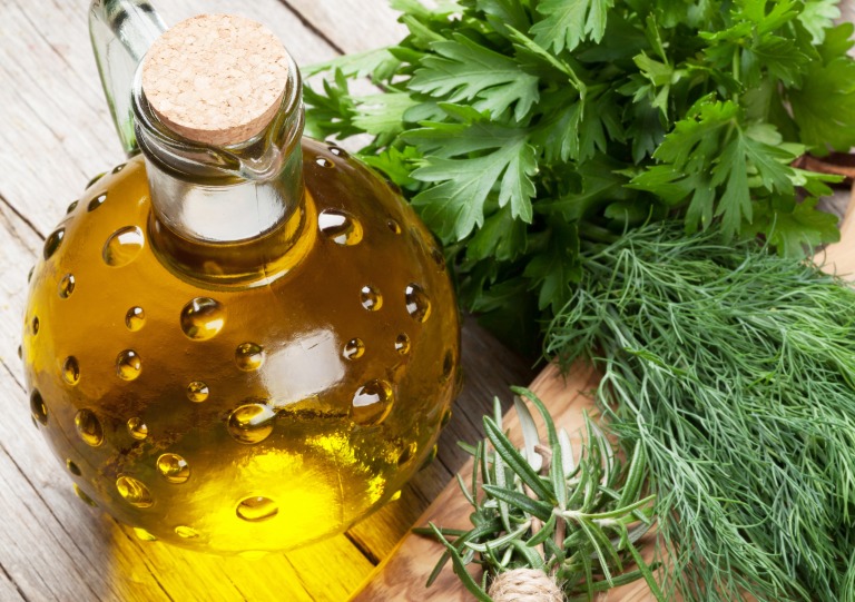 ハーブ味噌イメージ　オリーブオイルとディルなどのハーブ