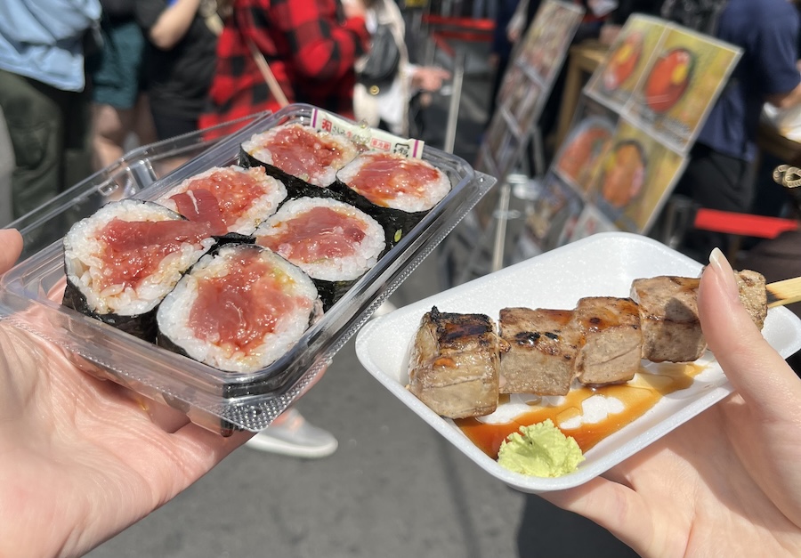 築地場外市場の食べ歩きイメージ　マグロ巻きや串焼き