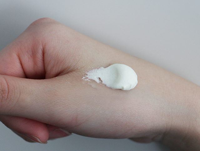 ビオレ 呼吸感ベールUVを手に出した様子 使用感イメージ