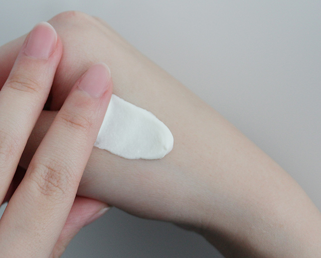 ビオレ 呼吸感ベールUVを手に出した様子 使用感イメージ