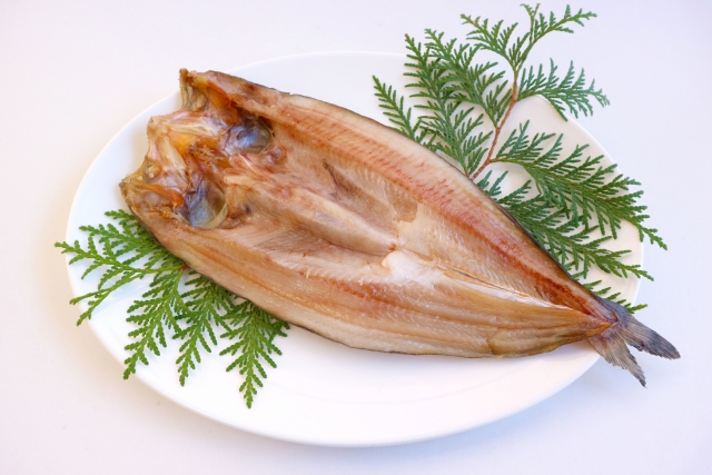 白いお皿に乗せたほっけの干物