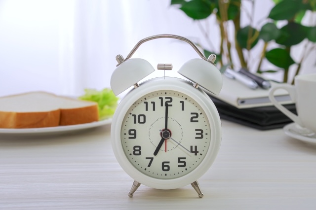 朝7時を指す時計　背景に食パン