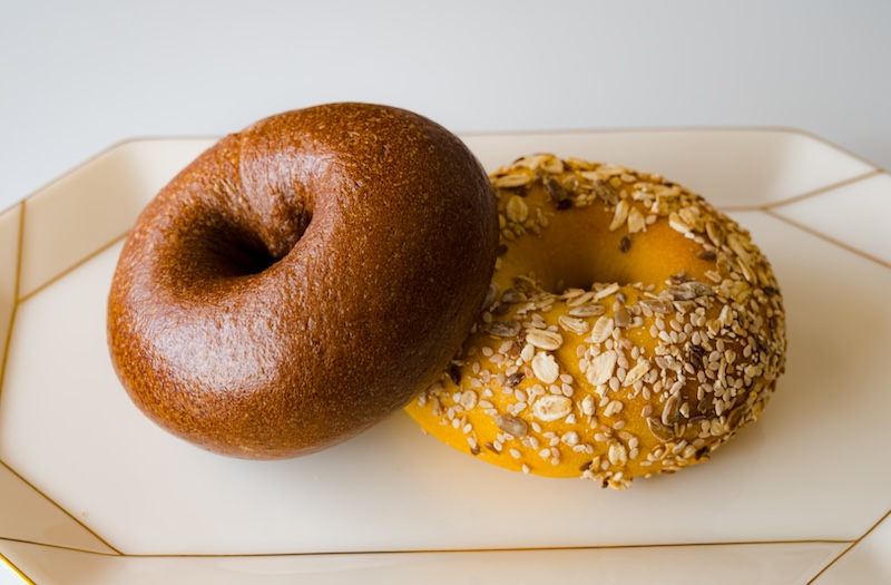 お皿に乗ったベーグル２種類