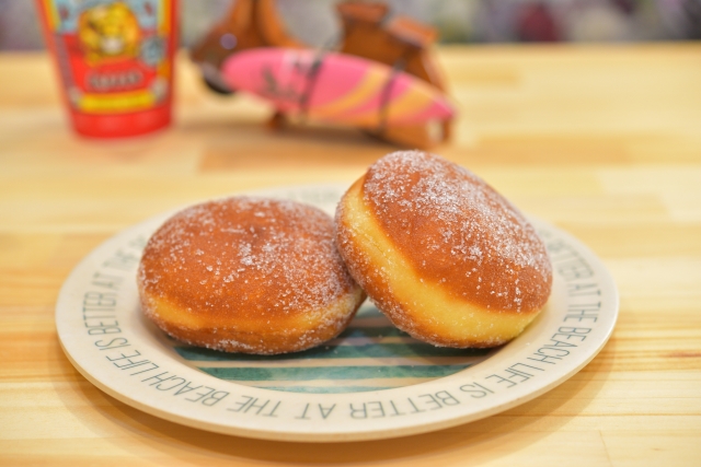 お皿に乗った2つのマラサダ　ハワイアンな雰囲気