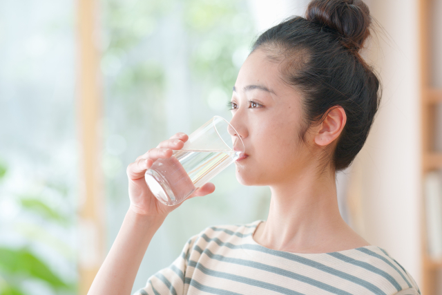 水分補給する女性（水を飲む女性）