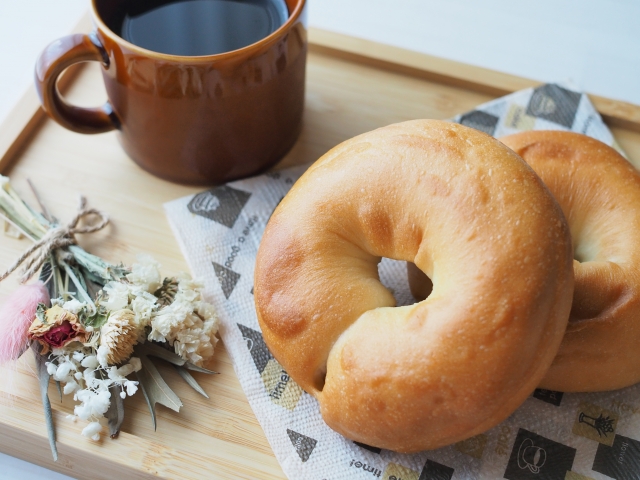 おやつタイムイメージ　ベーグルとコーヒー