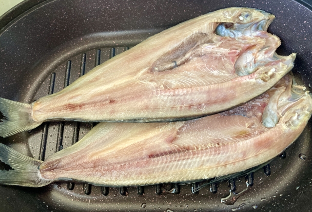 フライパンで焼くほっけの干物
