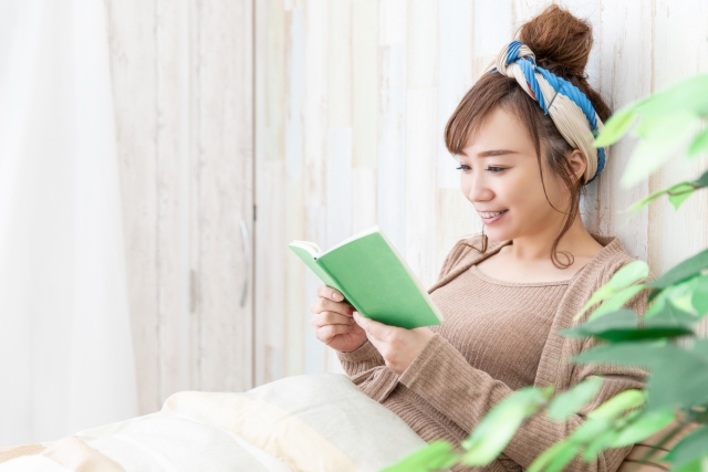 ノートを笑顔で眺める女性