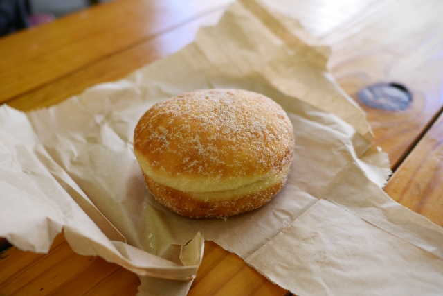 包み紙に乗ったマラサダ