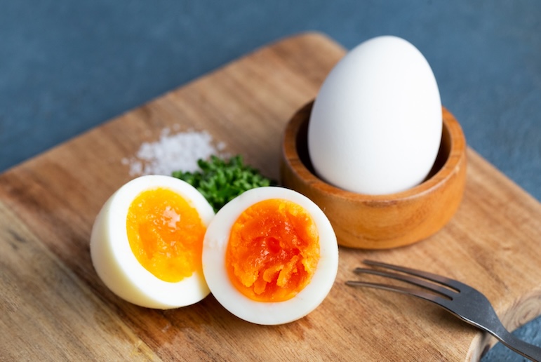 ゆで卵　半分カットしたゆで卵とお塩