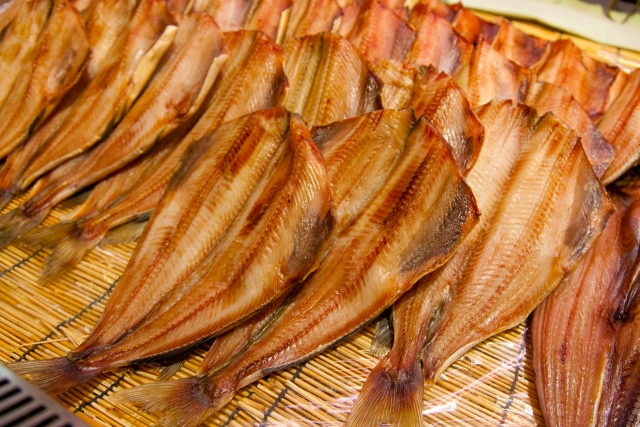 複数のほっけの干物　干すイメージ