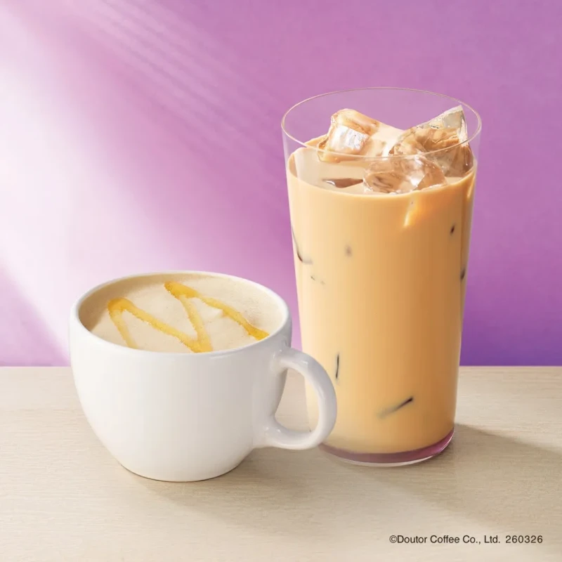 2種類のコーヒー（ホットとアイス）の画像。ホットコーヒーは白いカップに入っており、表面にキャラメルソースがかけられている。アイスコーヒーは背の高いグラスに入っており、氷がたっぷり入っている。