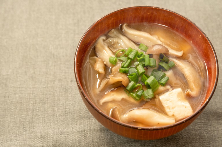 秋の味覚　きのこの味噌汁