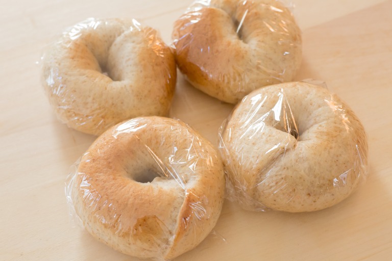 冷凍用にラップをしたベーグル