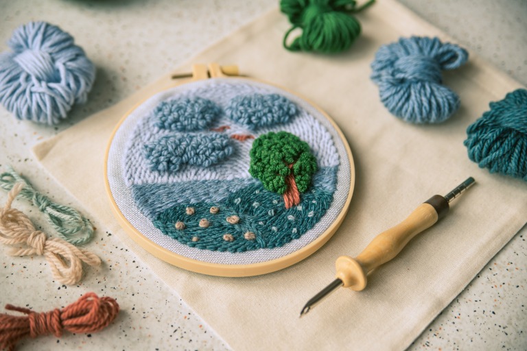 刺繍アイテムと刺繍作品　創作　ハンドメイドイメージ
