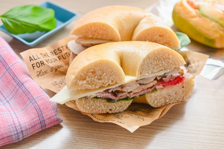 自家製ベーグルサンド　断面図