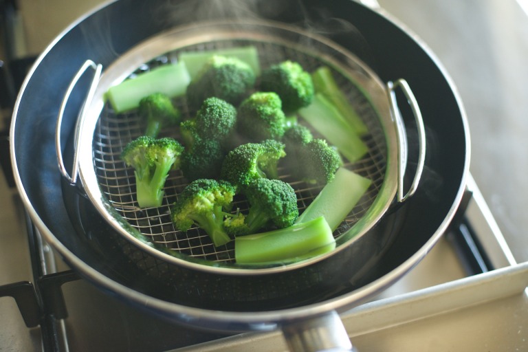 ブロッコリーが蒸しあがったところ 蒸し野菜 ステンレス蒸し器とフライパン